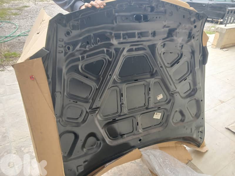 Hood infiniti. 2003 or. 2004 G35. New made in taiwan (4 Doors car) 2