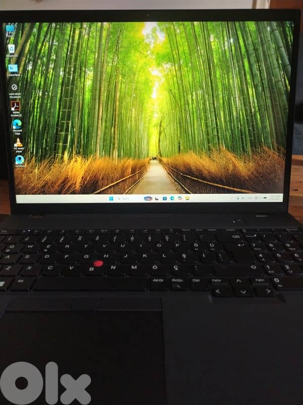 Lenovo ThinkPad T16 Gen 1 Magnesium + Samsung 24 inch monitor 2