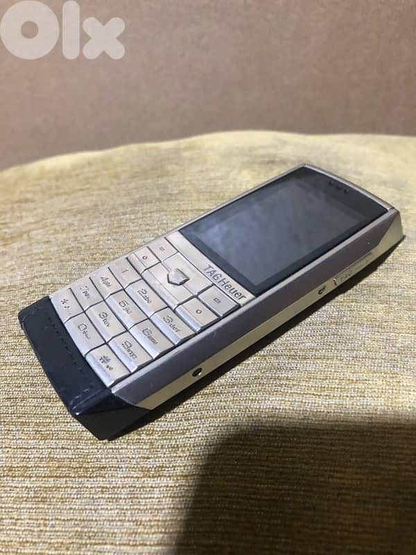 A genuine Swiss-made Tag Heuer phone that works well but need charger 7