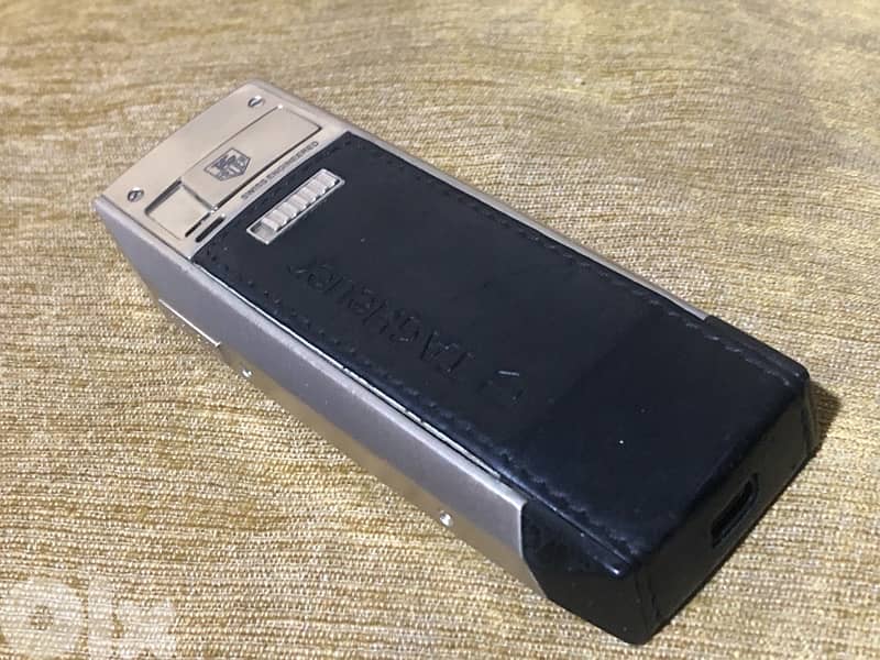 A genuine Swiss-made Tag Heuer phone that works well but need charger 9