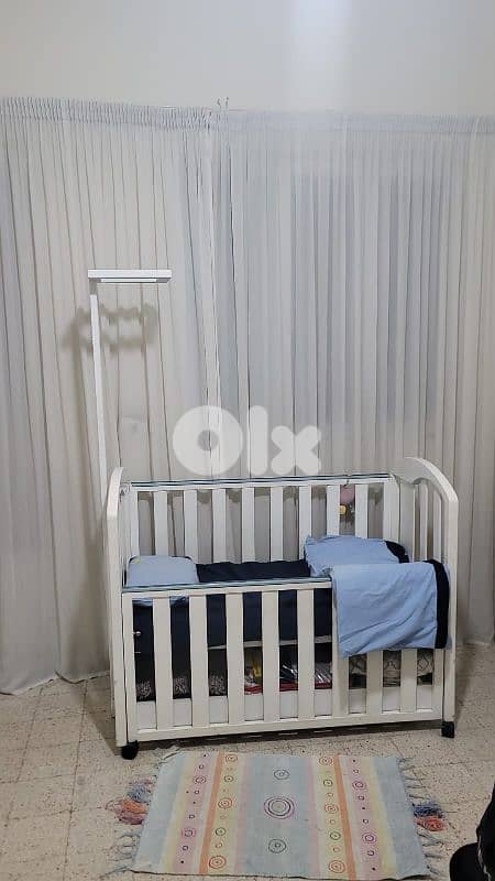 white wooden bed 0