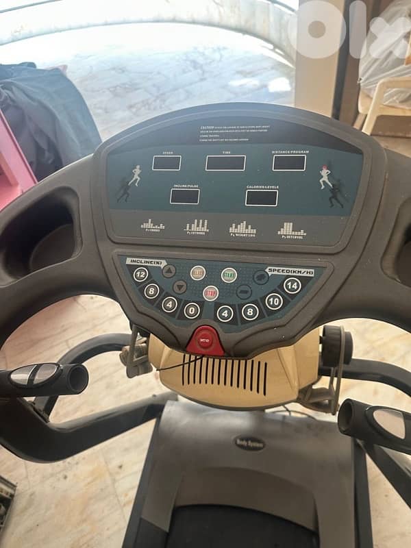 treadmill barely used آلة مشي رياضية 0