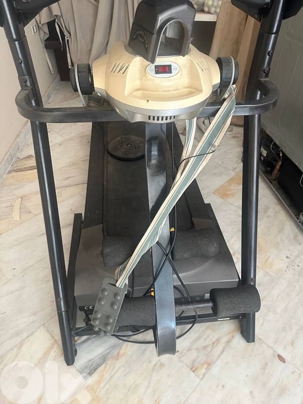 treadmill barely used آلة مشي رياضية 2