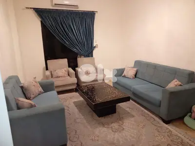 صالون / جلوس مع سجادة وطاولة وبرداية وفوال