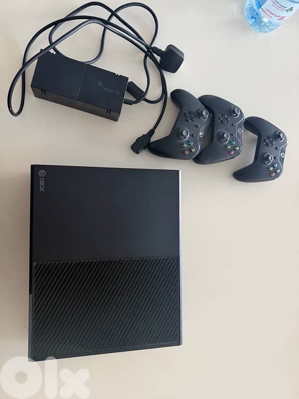 xbox one + 3 controllers + 12 games 0