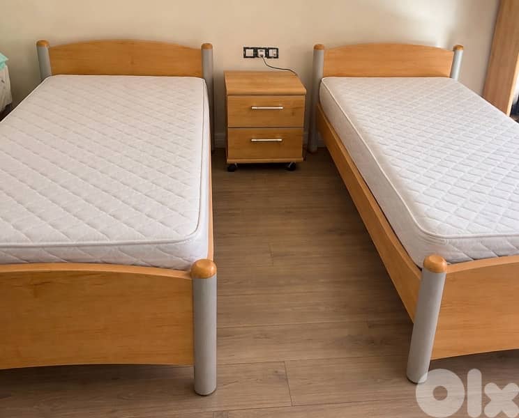Beautiful and well-maintained bedroom furniture 0