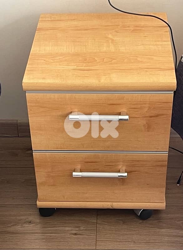 Beautiful and well-maintained bedroom furniture 2
