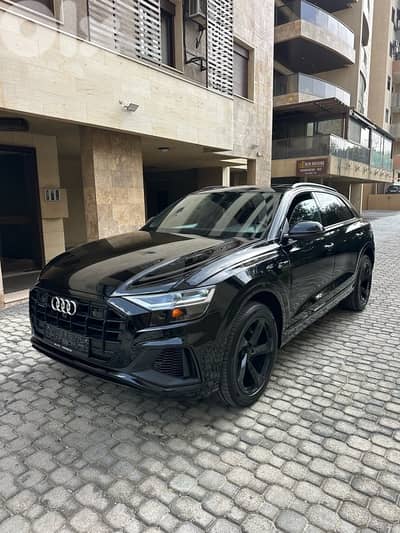 Audi Q8 Quattro S-line 2019 black on black (clean carfax)