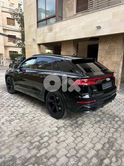 Audi Q8 Quattro S-line 2019 black on black (clean carfax)