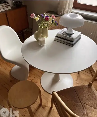 white round dining table