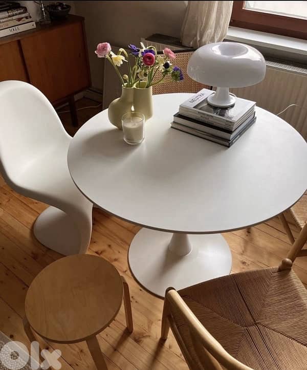 white round dining table 0