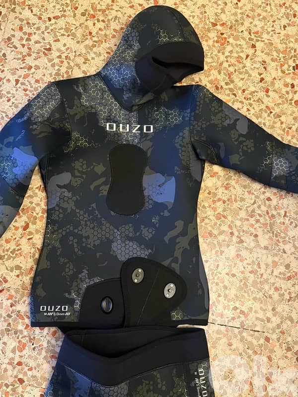 wet suit 5mm brand new. Medium size. 0