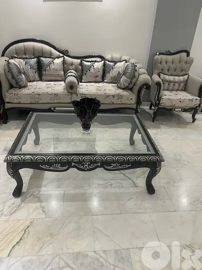 salon sofas with middle table