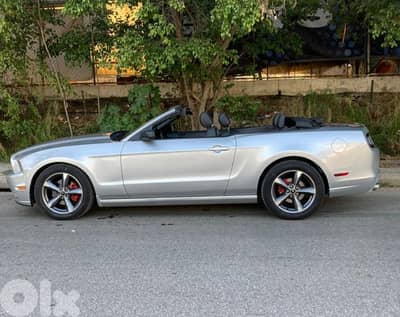 2013 Ford Mustang 6 cylinder excellent condition