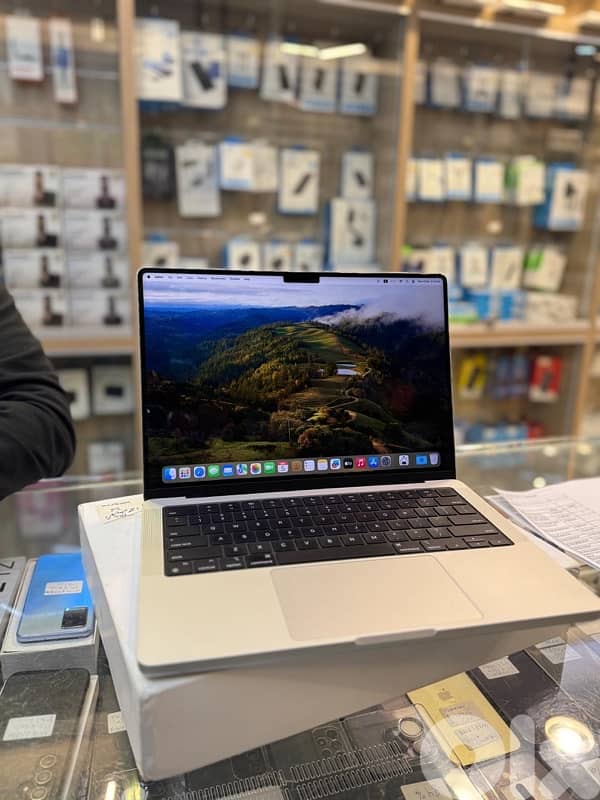Used like new  Macbook pro m3 8/512 ssd  78 cycle count 0