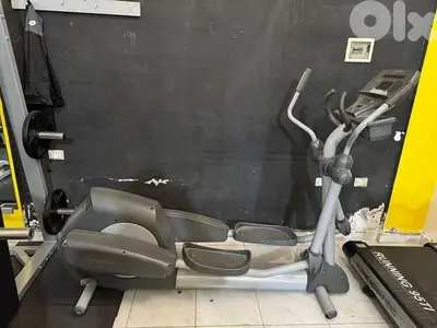 Commercial Elliptical Machine – Life Fitness – Used Like New