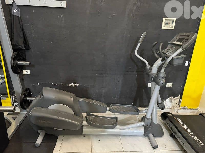 Commercial Elliptical Machine – Life Fitness – Used Like New 0
