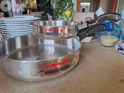 2 pans 20 cm and 25 cm stainless steel and aliminium