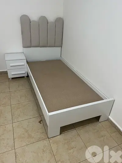 تخت مفرد منجد مع كمود جديدة من المعمل