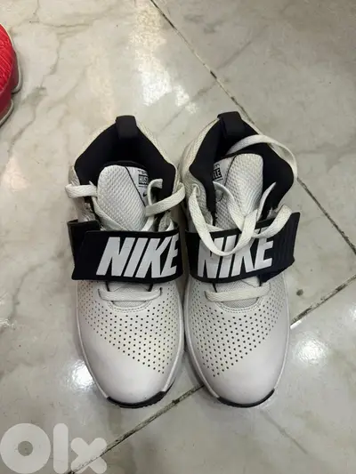 BASKETBALL SHOES