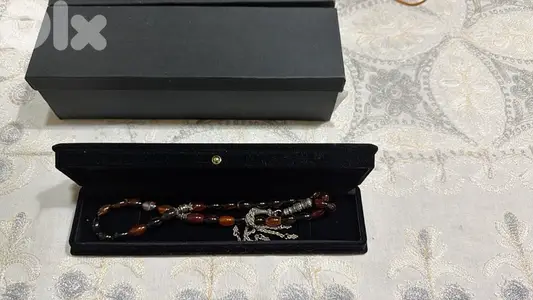 مسبحة عقيق يماني مع شرابة فضة