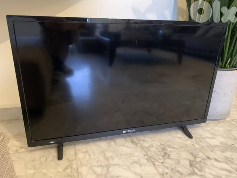 new hardly used big tv screen  led television set with table stand like new 1