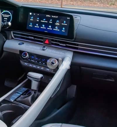 Hyundai Elantra 2025 Limited black and white
