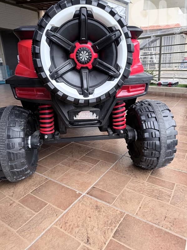 Electric jeep with remote 12V batteries 4