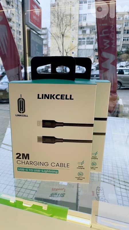 usb-C to usb-lightning cable 0