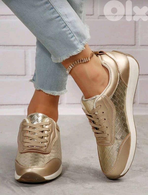 New Woman Fashionable & Versatile Lightweight Sport Sneakers 1