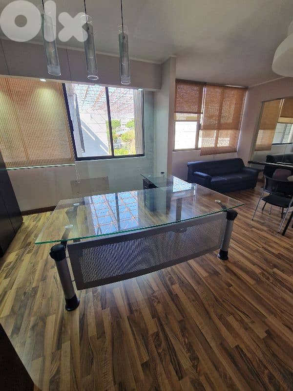 Luxurious glass desk 0