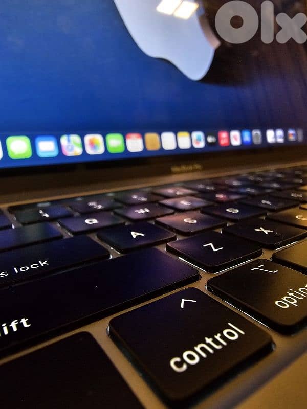 MacBook pro - 4GB VGA  - 16GB ram - 500GB nvme - touchbar - like new 1