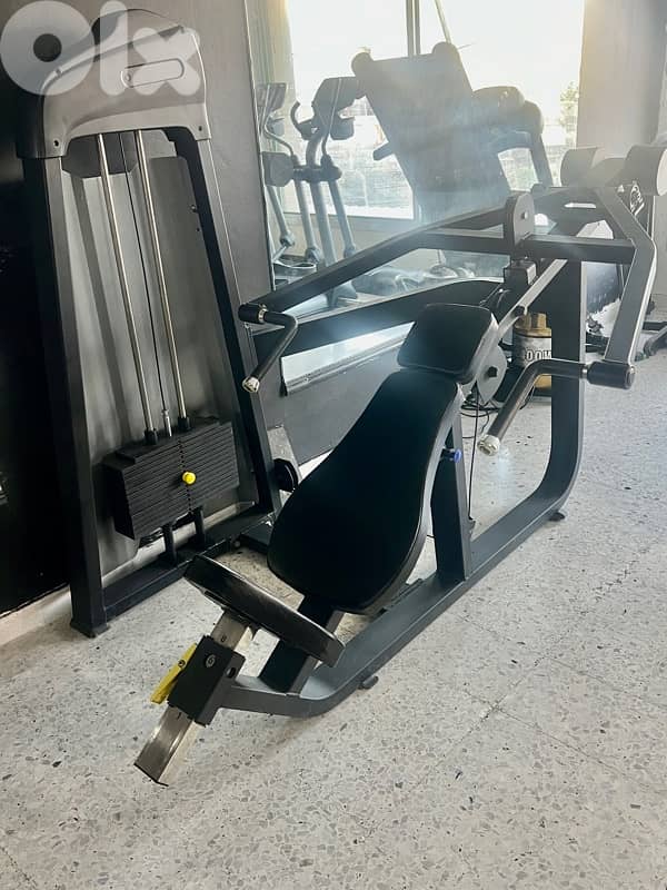 chest press / abductor machine 0