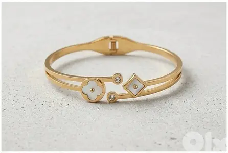 Elegant Clover Bangle Bracelet