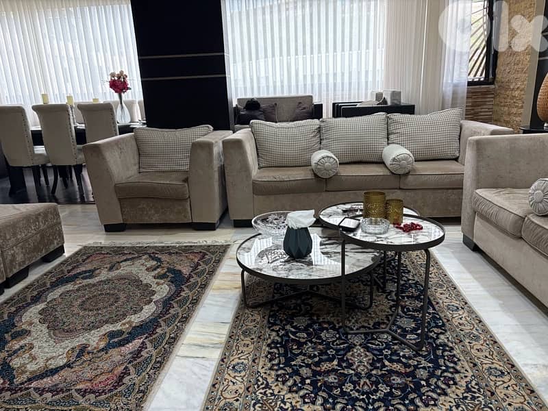 Spacious and handmade living room 0