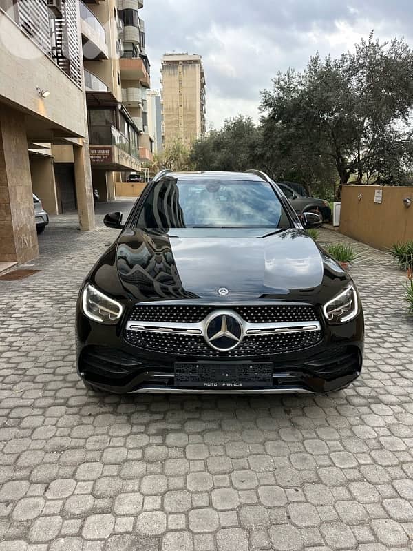 Mercedes GLC 300 AMG-line 4matic 2020 black on black (clean carfax) 0