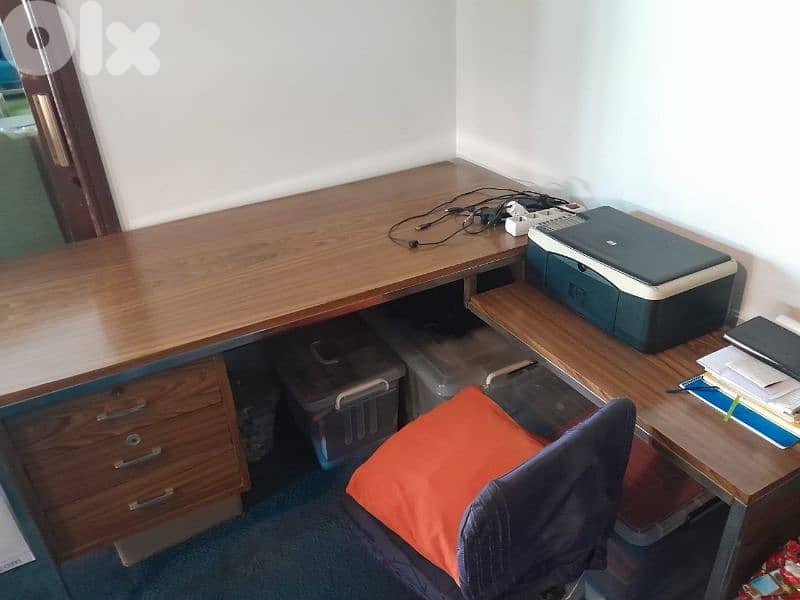Desk wirh 3 drawers with chrome 0