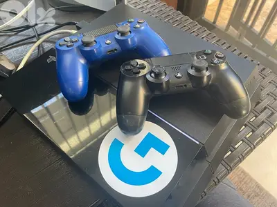 ps4 fat  + 2 games + 2 controllers (original)