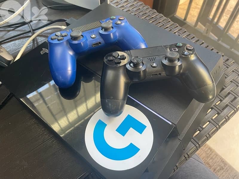 ps4 fat  + 2 games + 2 controllers (original) 0