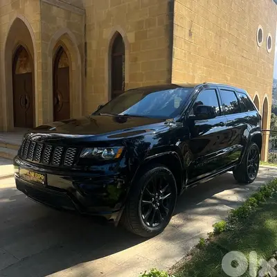 Grand Cherokee 2018 Altitude Midnight Edition AWD 77 Miles Super Clean