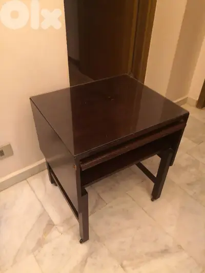 طاولة جانبية خشب مع سطح زجاج + رف سحب ورف ثابت – بحالة جيدة طاولة جانبية خشب مع سطح زجاج + رف سحب ورف ثابت – بحالة جيدة