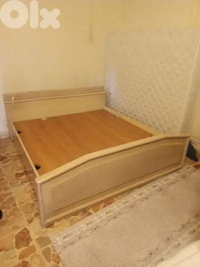 تخت مع فرشة