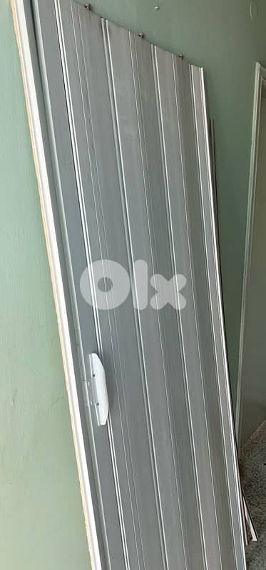 Occardion door white used very clean  30$ beyrout  ashrafiye 03723895 0