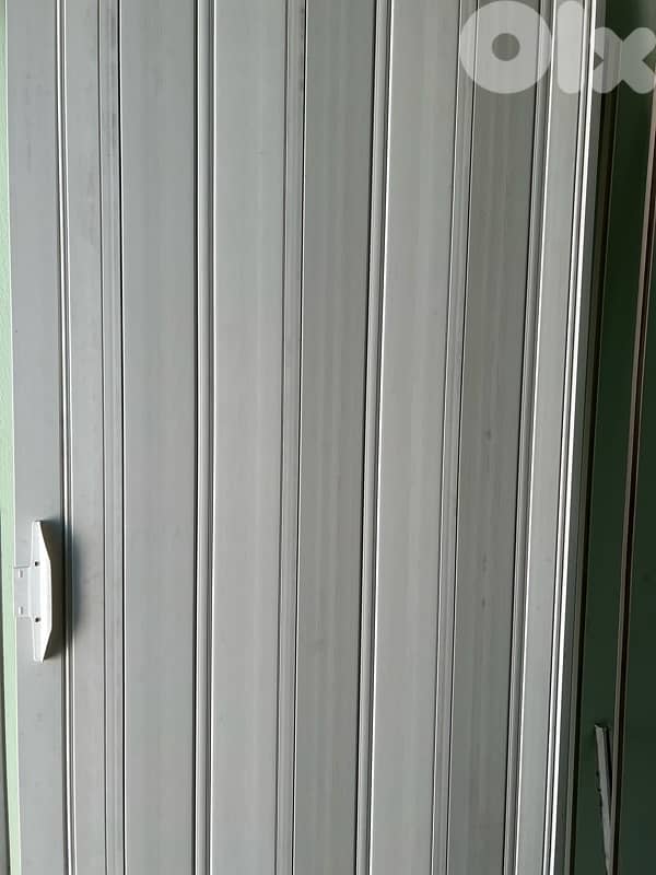 Occardion door white used very clean  30$ beyrout  ashrafiye 03723895 1