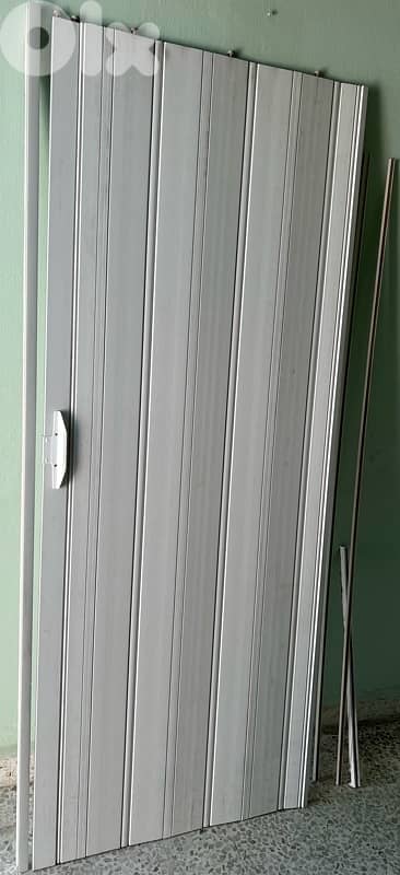 Occardion door white used very clean  30$ beyrout  ashrafiye 03723895 2