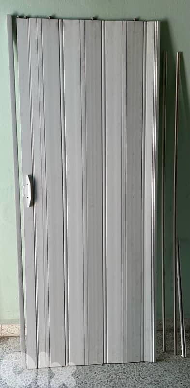 Occardion door white used very clean  30$ beyrout  ashrafiye 03723895 3