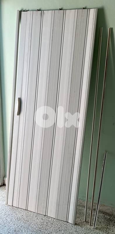 Occardion door white used very clean  30$ beyrout  ashrafiye 03723895 4
