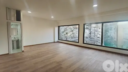 RWK136MF - Office for rent in Adonis in a prime location