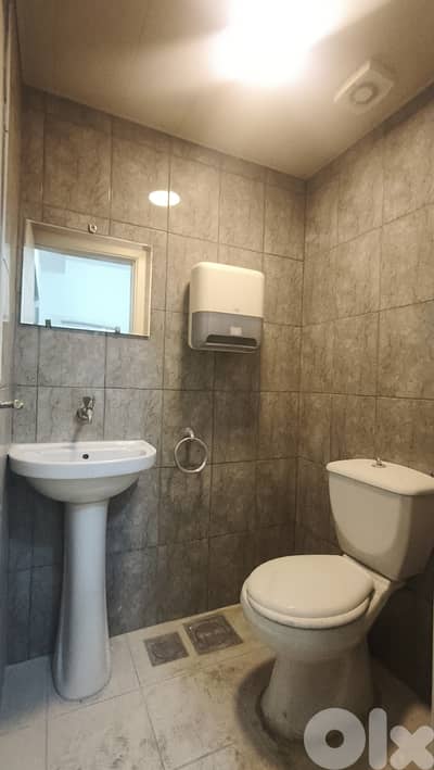 RWK137MF - Office for rent in Adonis in a prime location