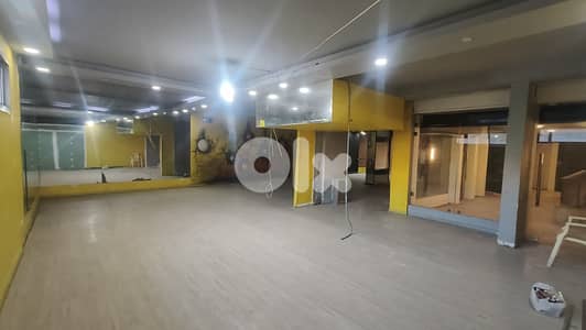 RWK139MF - Shop/Showroom for rent in Adonis in a prime location